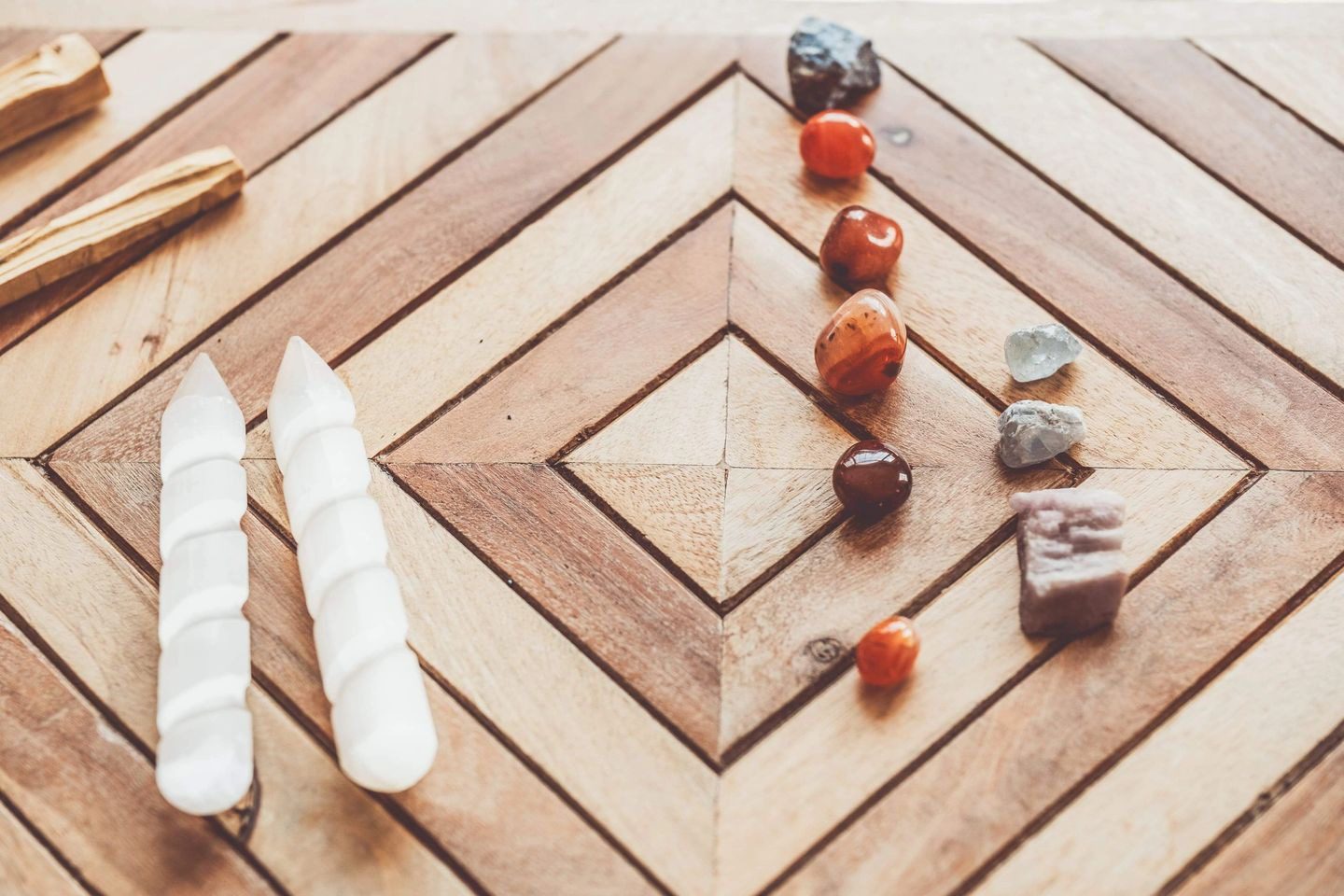 Wooden board with stones and white knives.